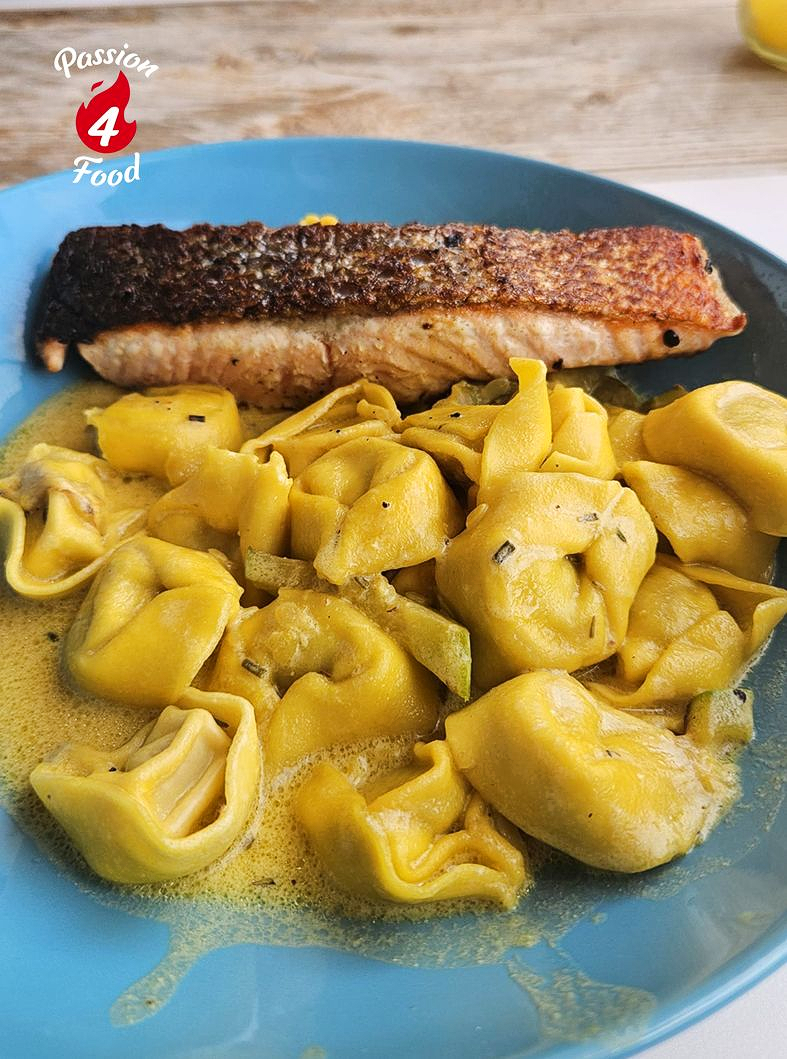 Tortellini con zucchine e salmone