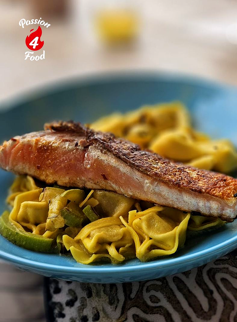 Tortellini con zucchine e salmone Tortellini con zucchine e salmone
