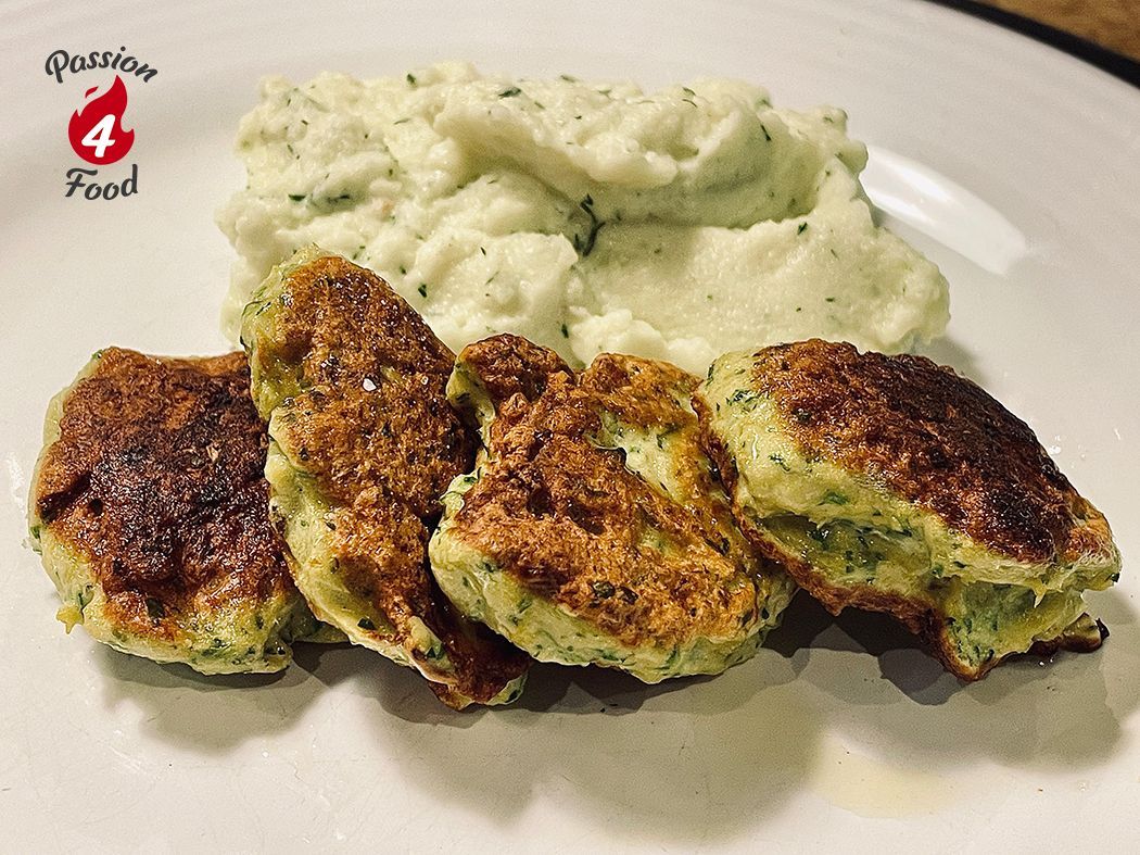 Viskoekjes met bloemkool-dillepuree op een wit bord.