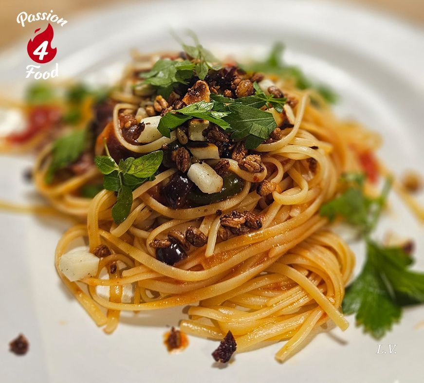 Linguine Puttanesca met Halloumitopping Linguine Puttanesca met Halloumitopping
