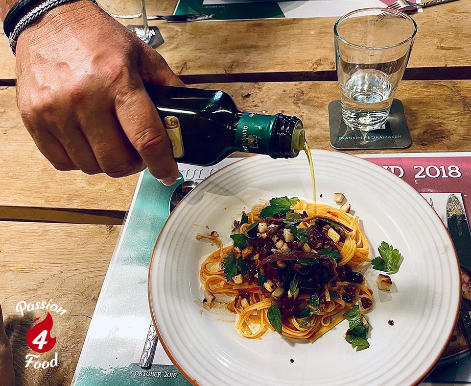 Linguine Puttanesca met Halloumitopping