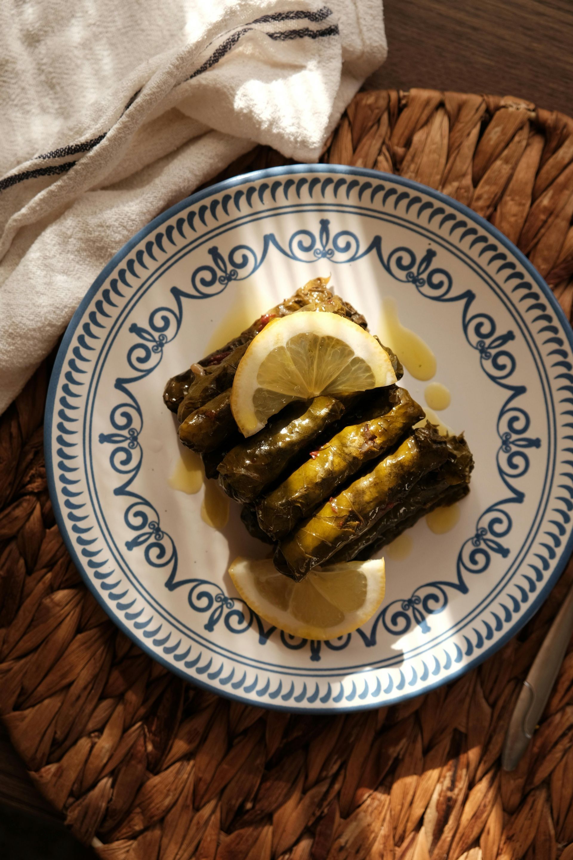 Bord met turkse sarma en wat citroen