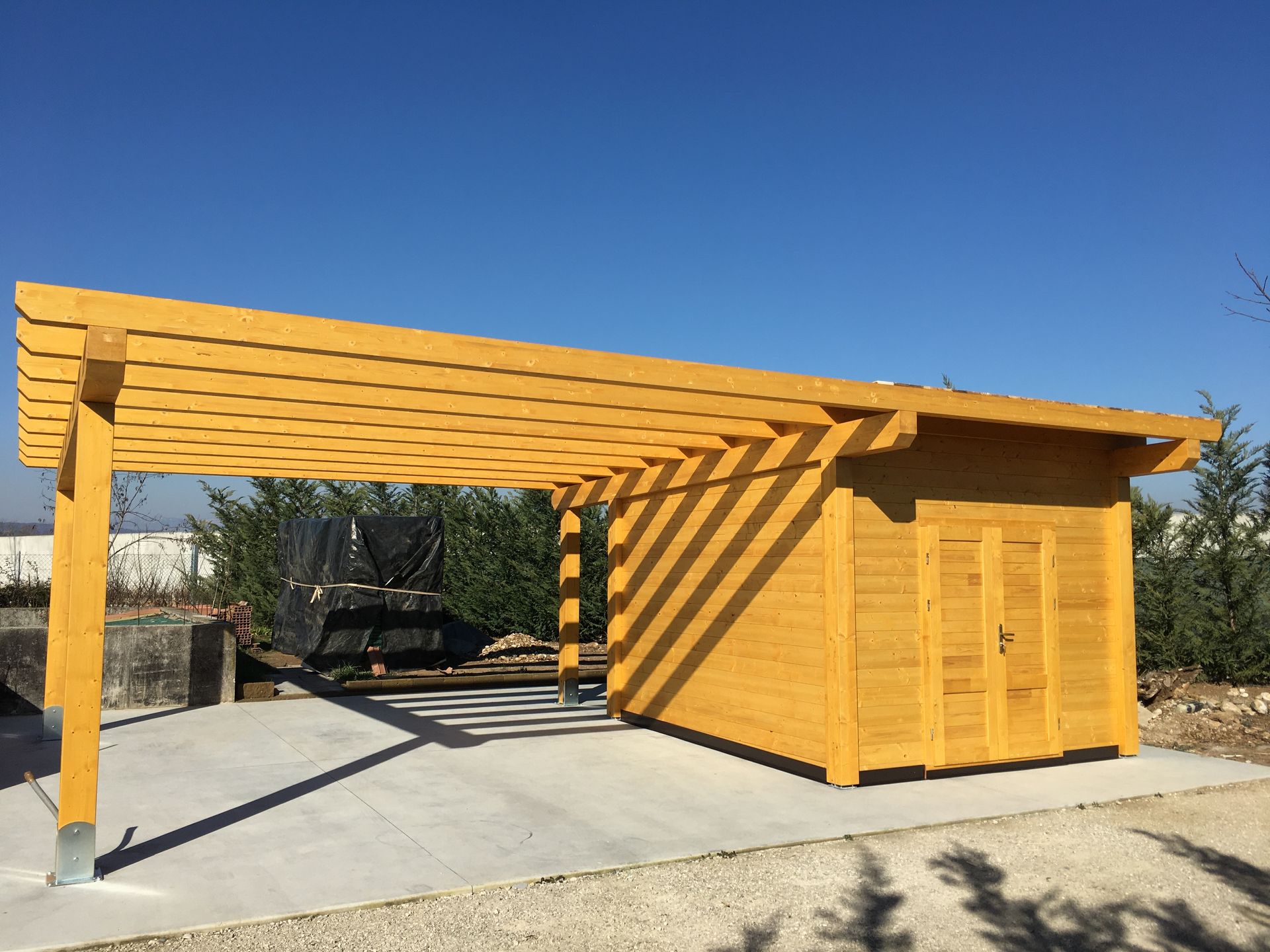 Tettoia Auto Scoperta con Casetta Annessa