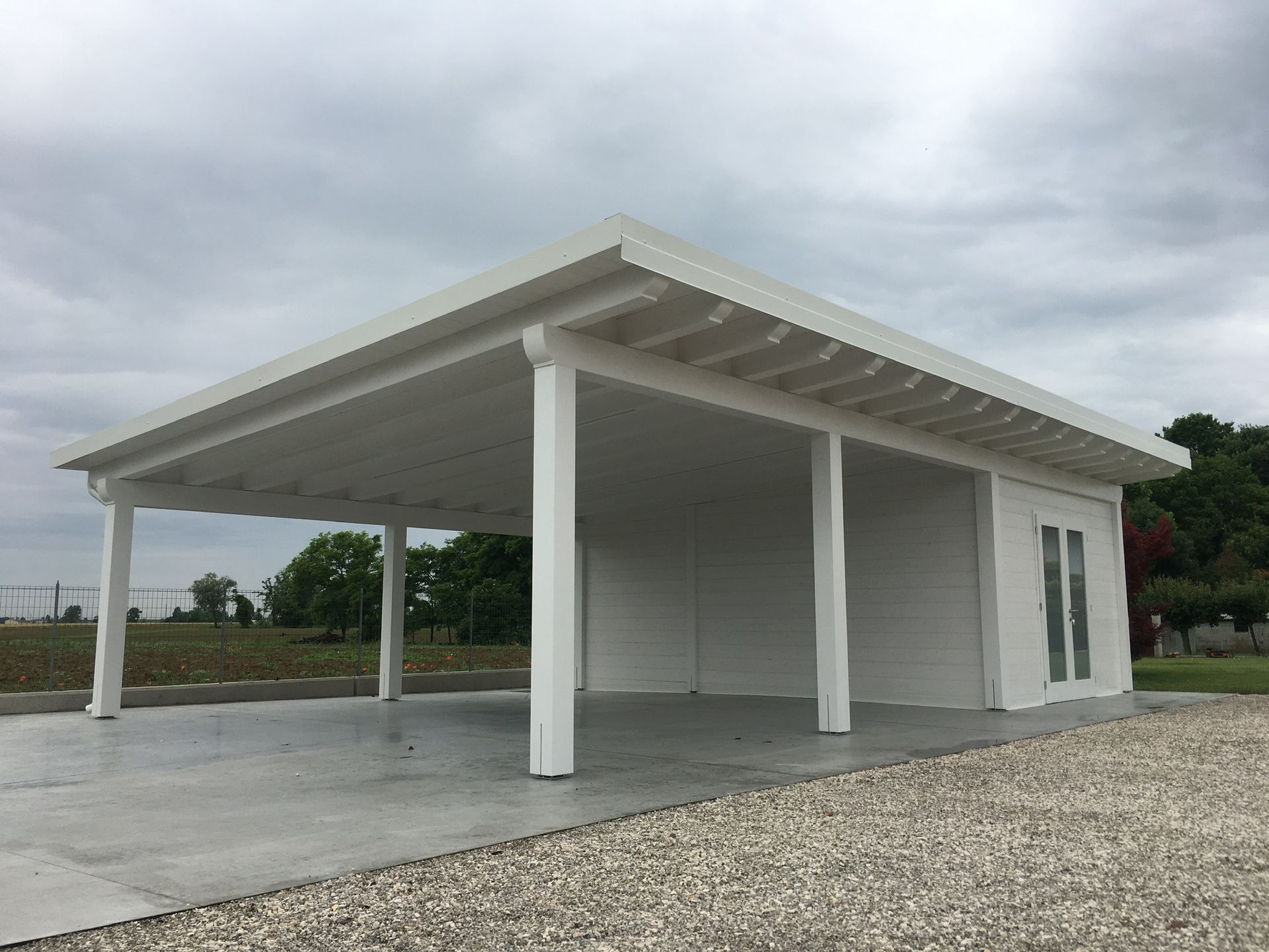 Tettoia Auto con Casetta Annessa e Luce Led