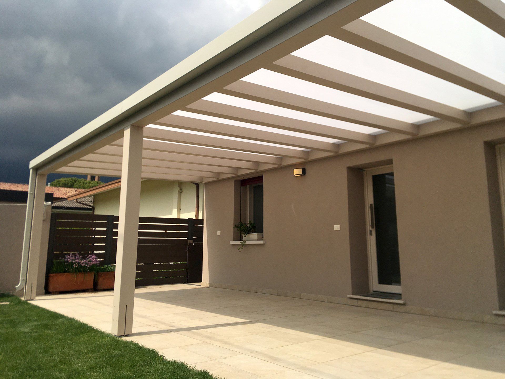 Portico moderno in policarbonato