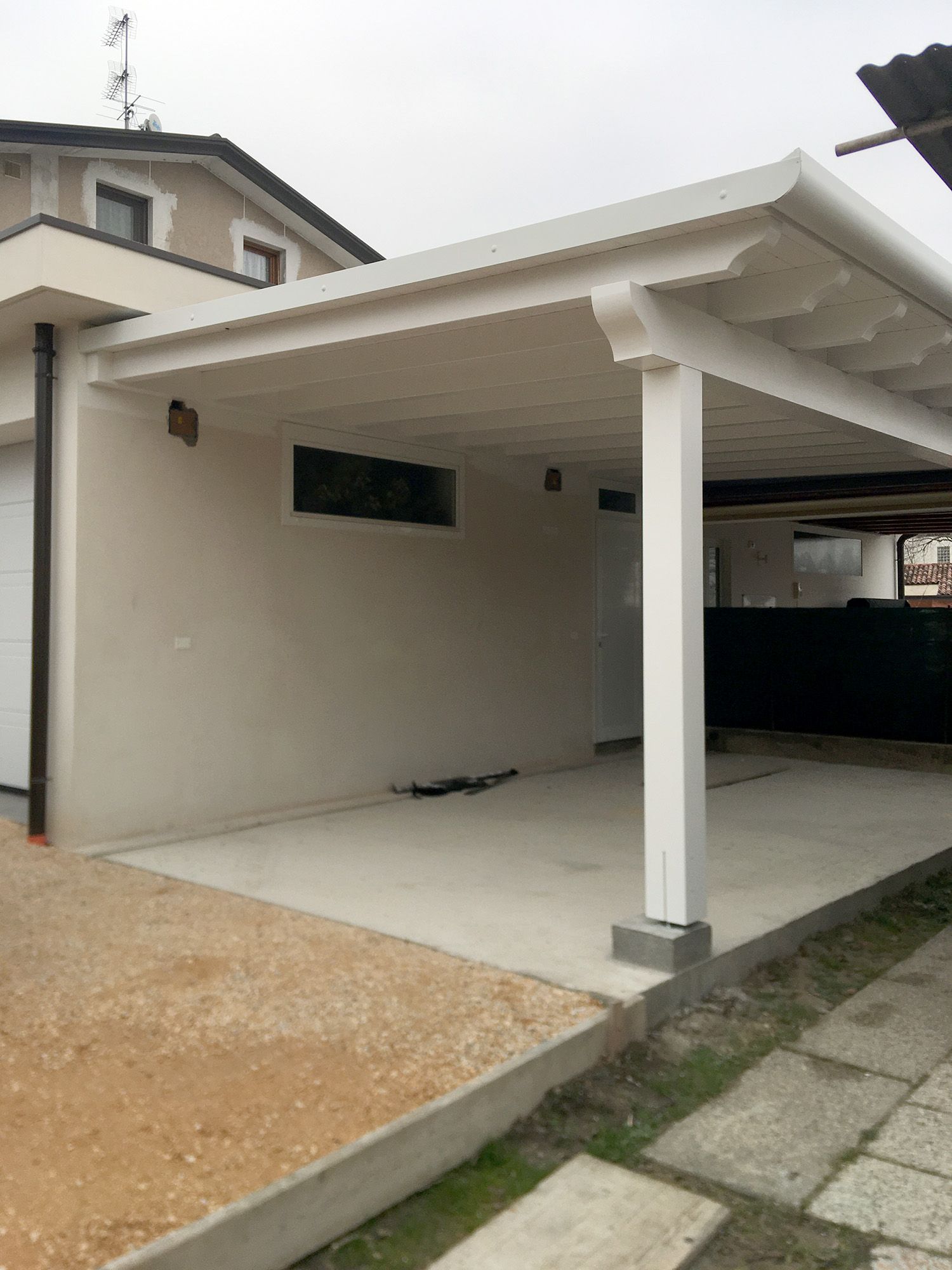 Tettoia in legno di abete con isolamento