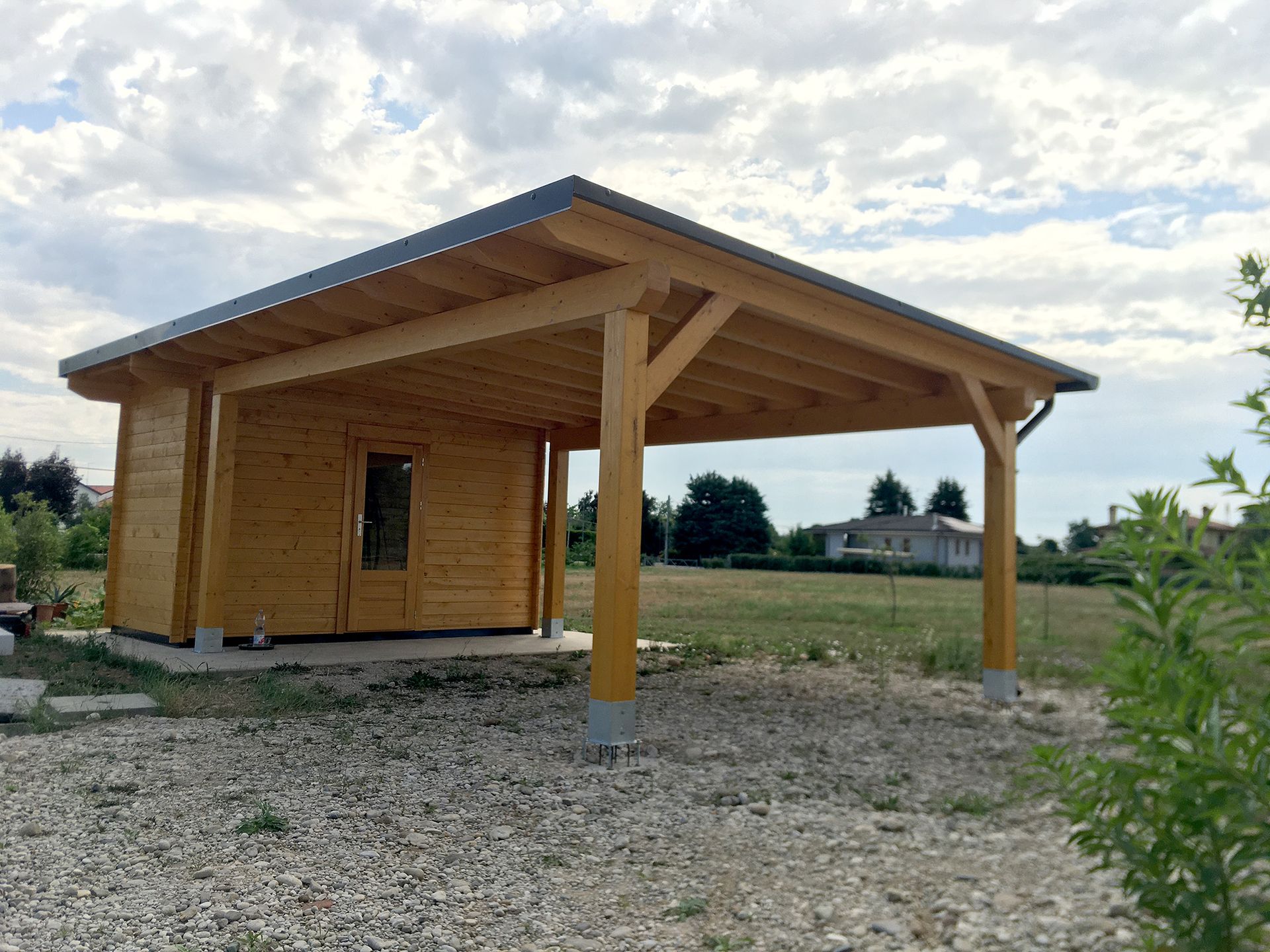 Tettoia Auto con casetta annessa