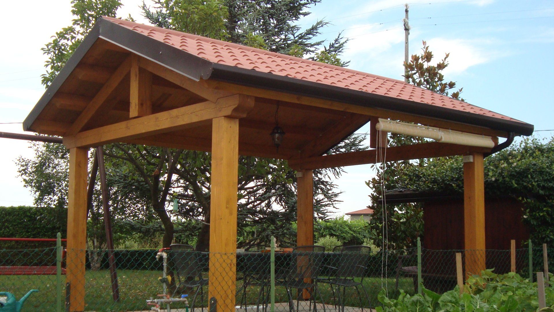 Gazebo a due falde con copertura finto coppo