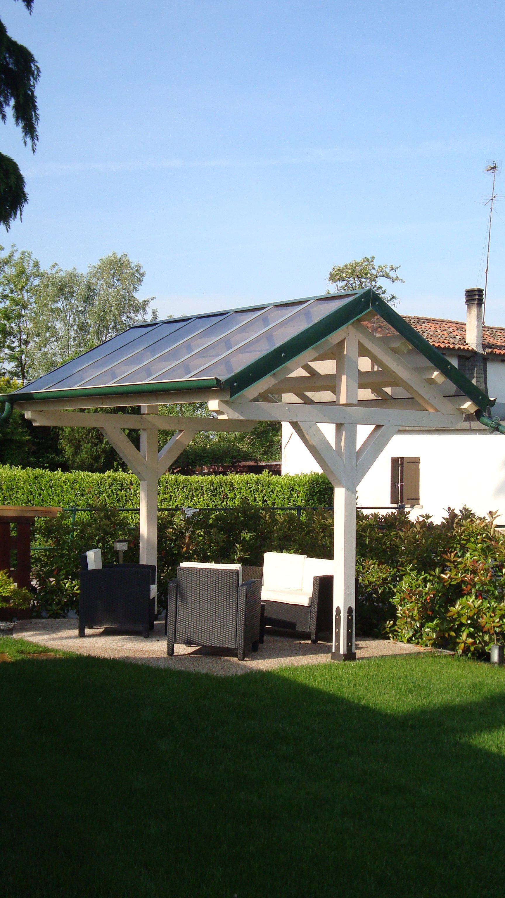 Gazebo a due falde con copertura in policarbonato compatto