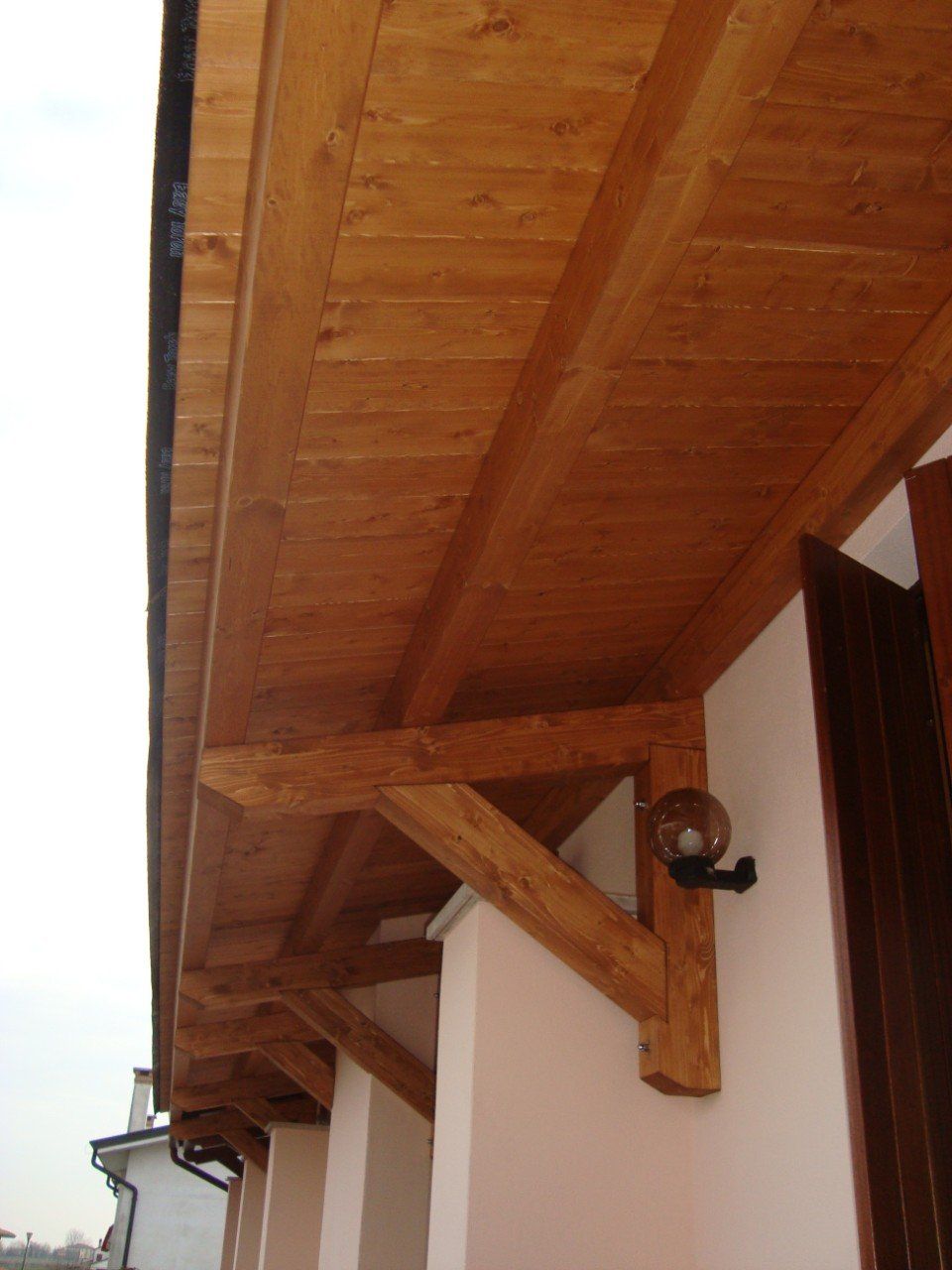 pompeiana in legno con grondaia