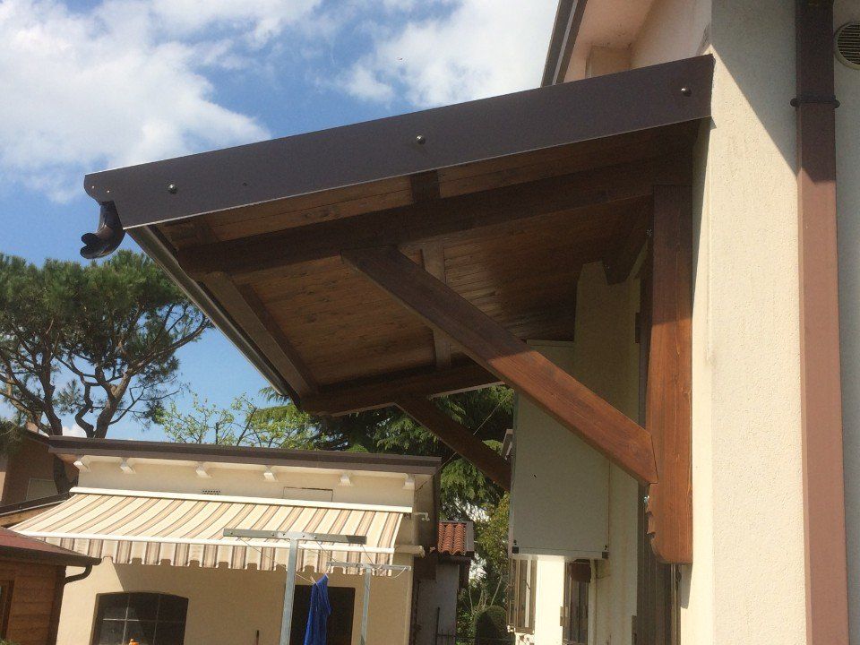 pompeiana in legno su facciata casa