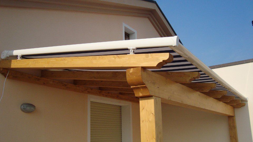 pensilina con tenda da sole