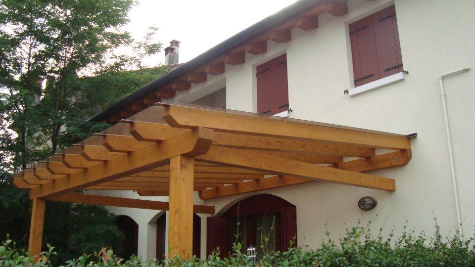 pensilina in legno per villetta