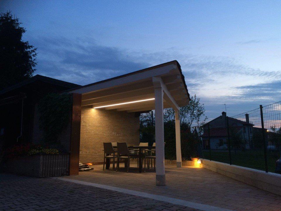 pensilina in legno illuminata