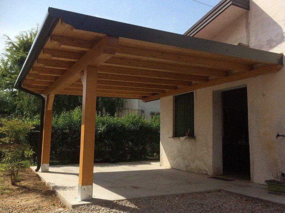 pensilina realizzata in legno