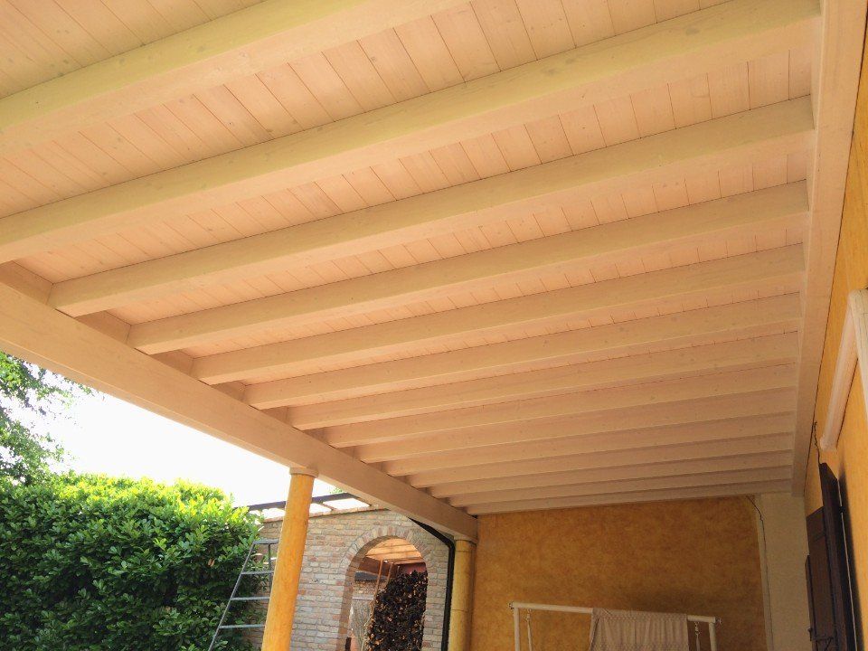 porticato bianco in legno con colonne gialle