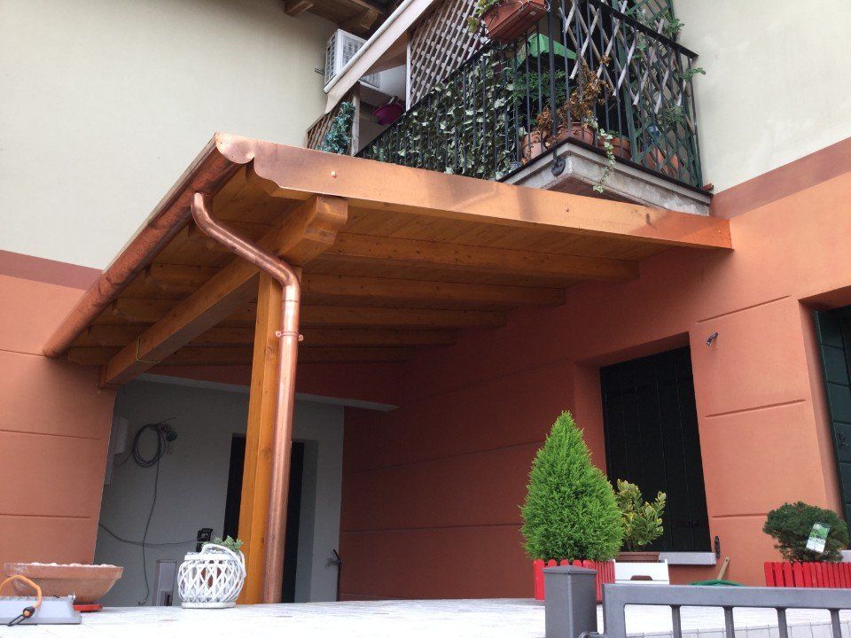 porticato in legno con grondaia