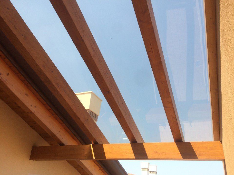 porticato in legno con copertura in vetro