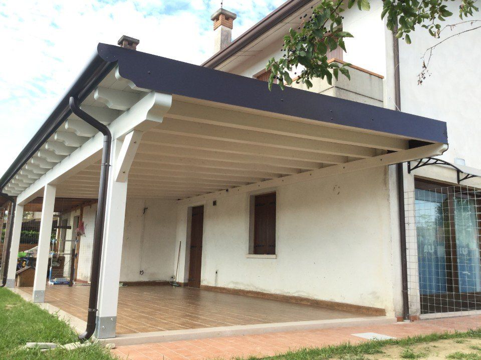 porticato bianco in legno