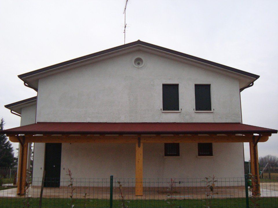 ampio porticato in legno