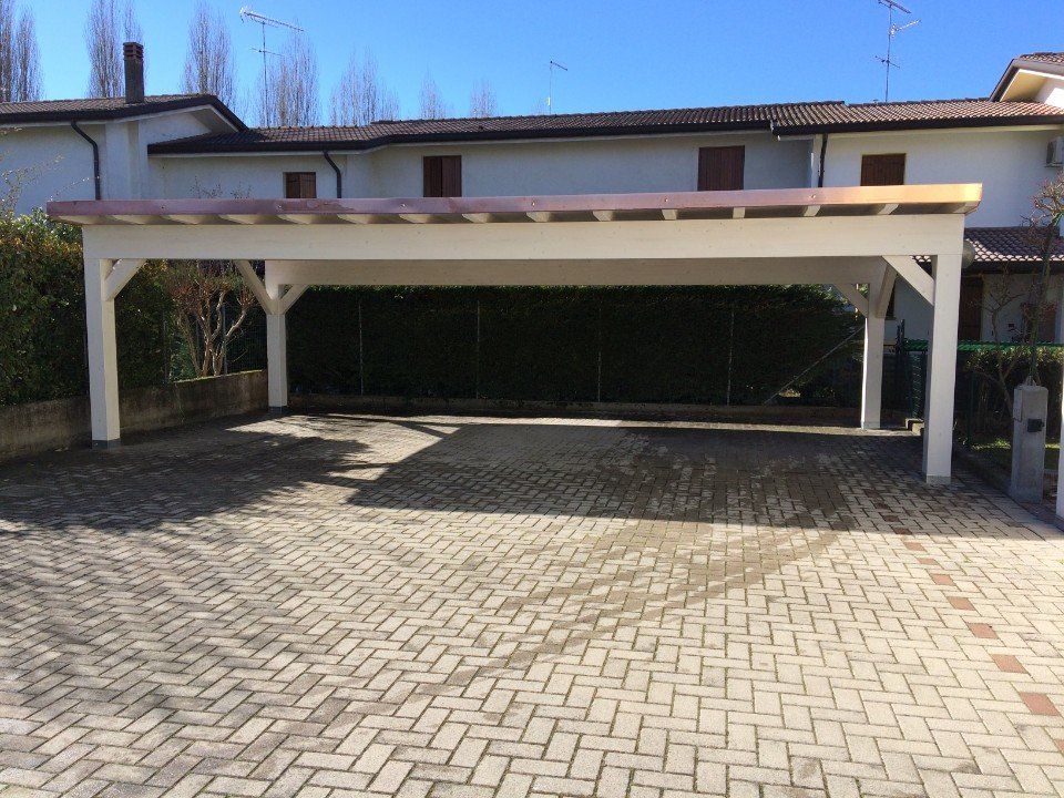 gazebo in legno con copertura per auto