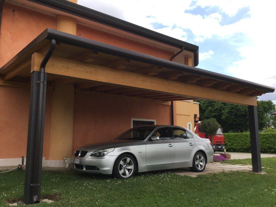 auto parcheggiata sotto una tettoia