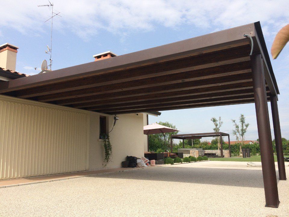 parcheggio con tettoia in rame