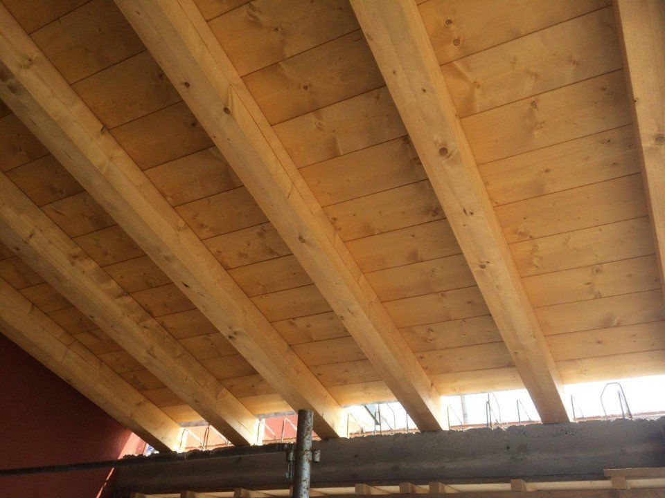solaio con travi in legno chiaro