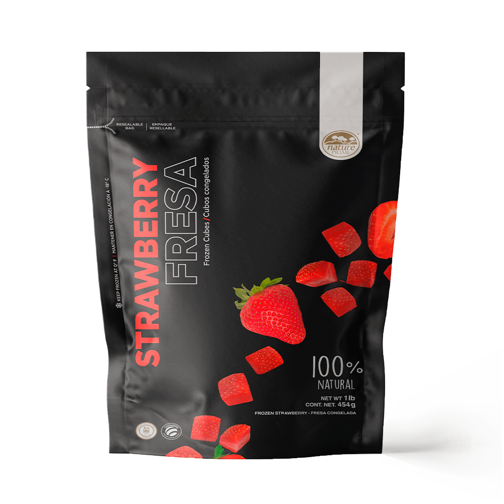 Una bolsa de fresas secas sobre un fondo blanco.