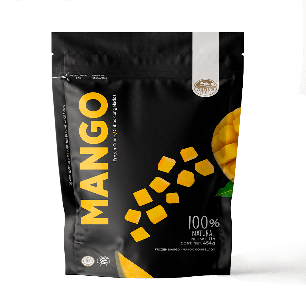 Una bolsa de mangos secos sobre un fondo blanco.