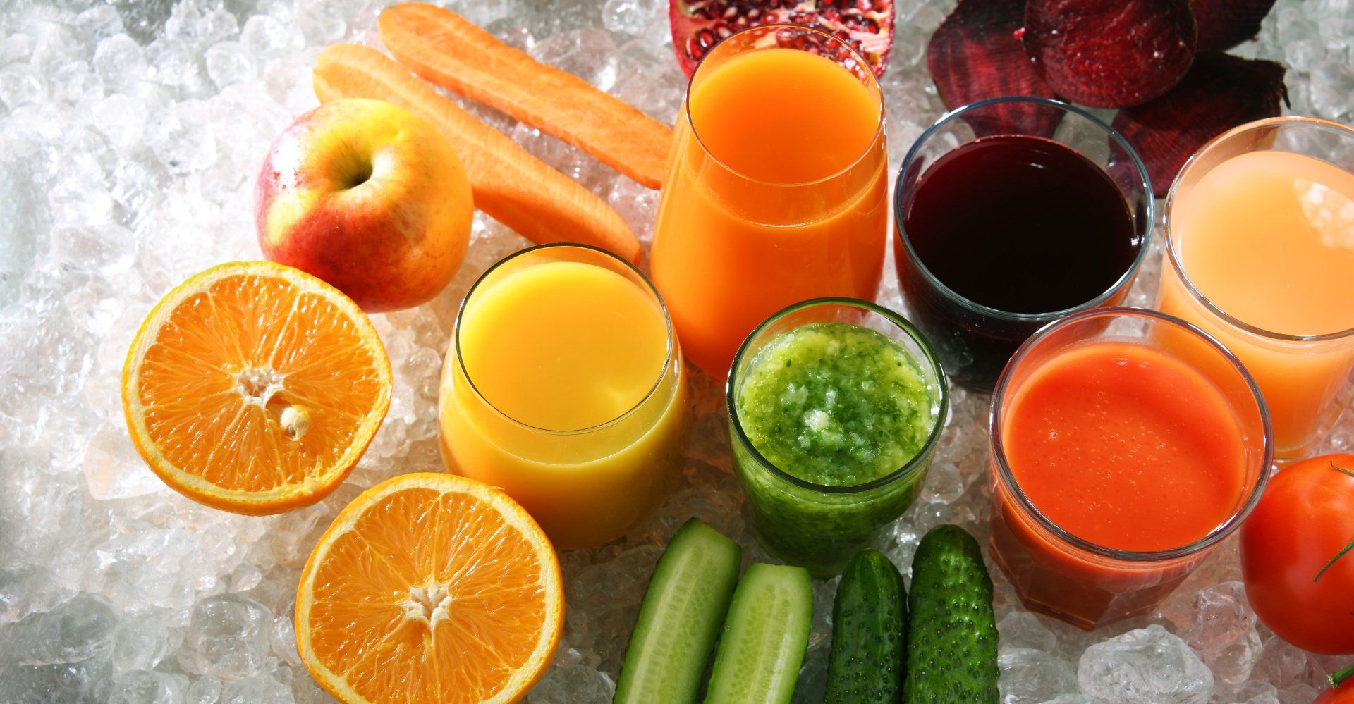 Una variedad de jugos de frutas y verduras se encuentran en hielo.
