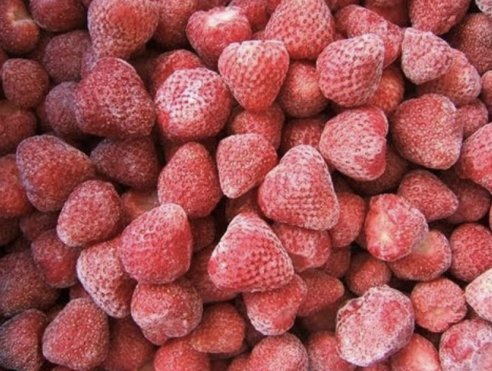 Una pila de fresas congeladas colocadas una encima de otra.