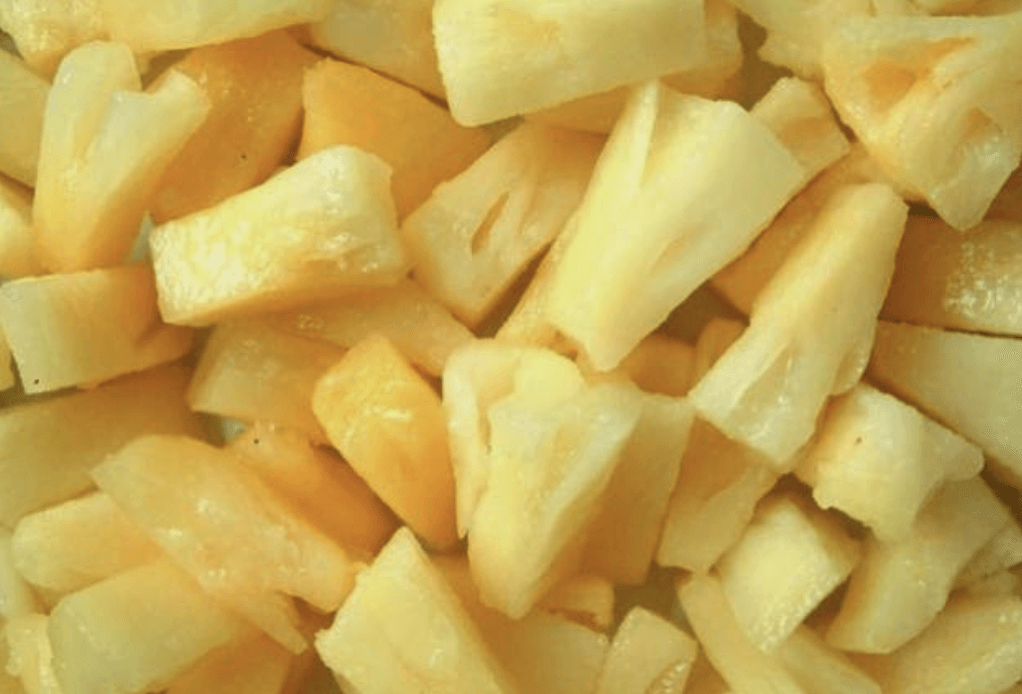 Un primer plano de una pila de rodajas de piña.