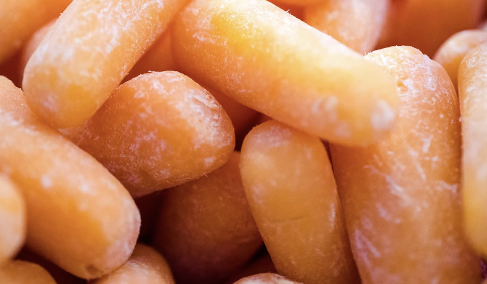 Un primer plano de una pila de zanahorias congeladas.