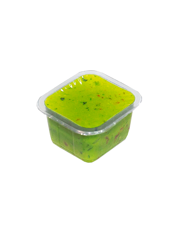 Un pequeño recipiente de plástico lleno de salsa verde sobre un fondo blanco.