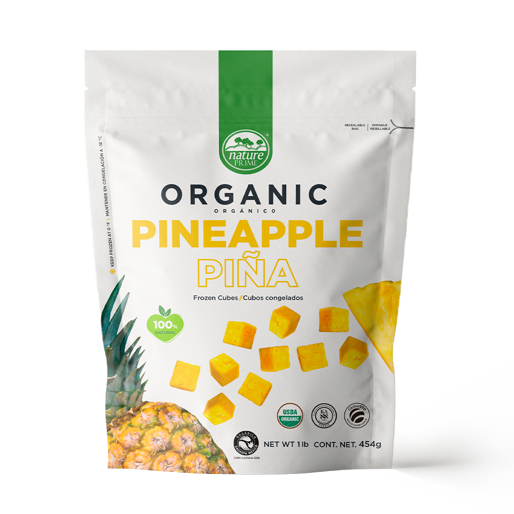 Una bolsa de piña orgánica sobre un fondo blanco.