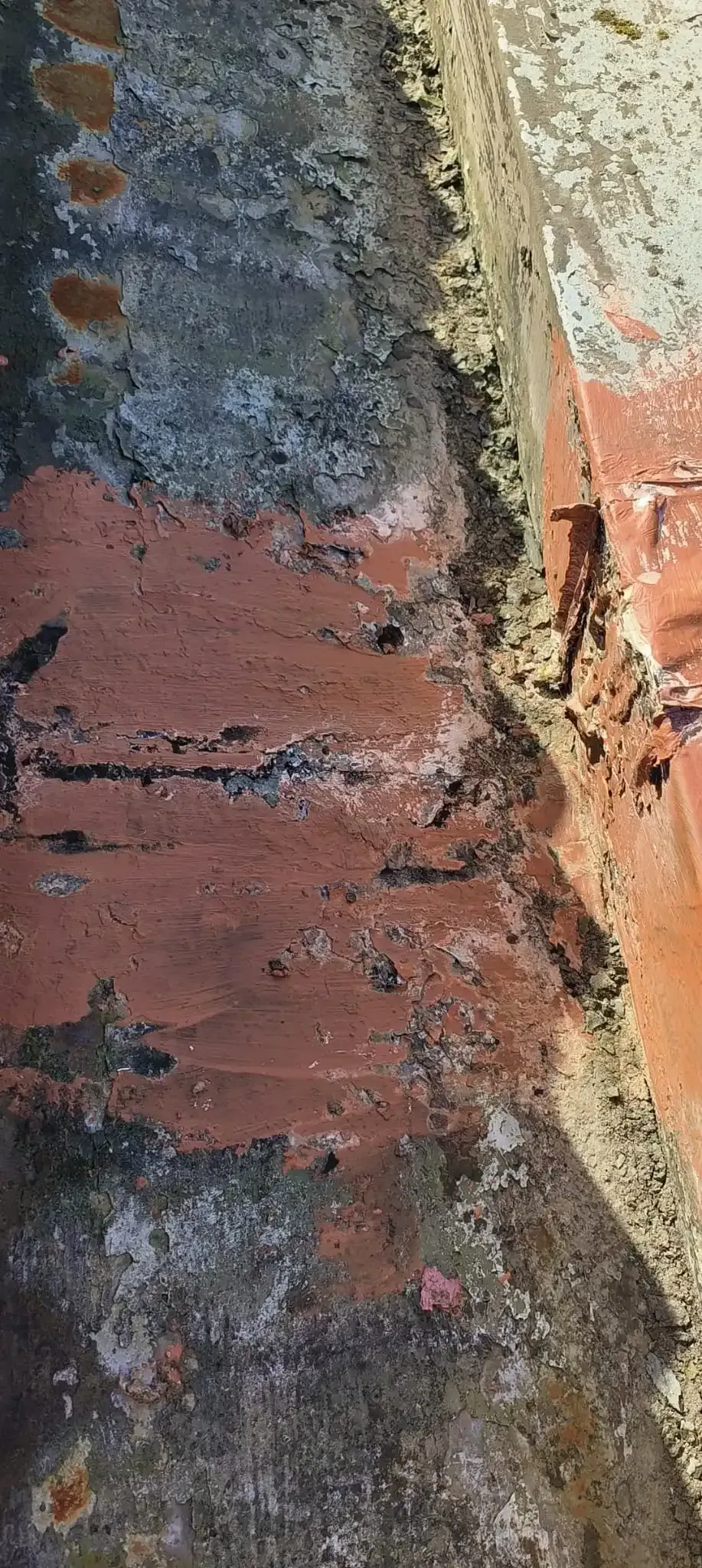 Um close de uma parede de tijolos com muitas manchas.