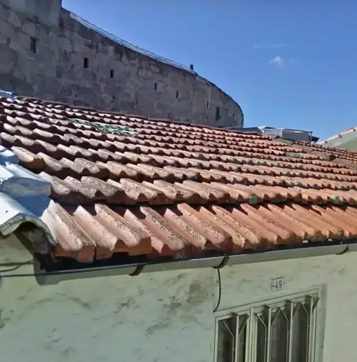 Um telhado com muitas telhas