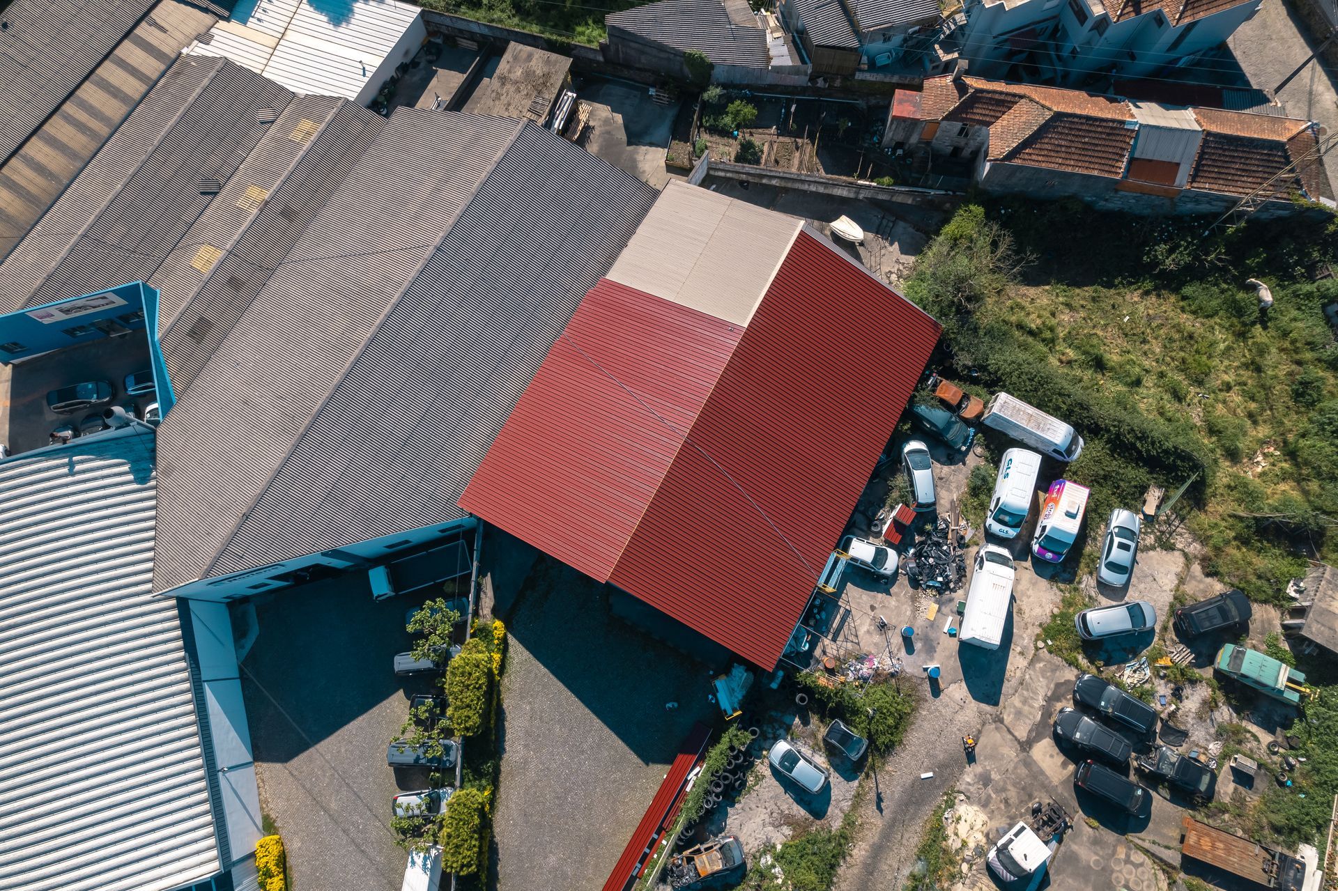 Uma vista aérea de um armazém com telhado em painel sandwich 5 ondas 30mm