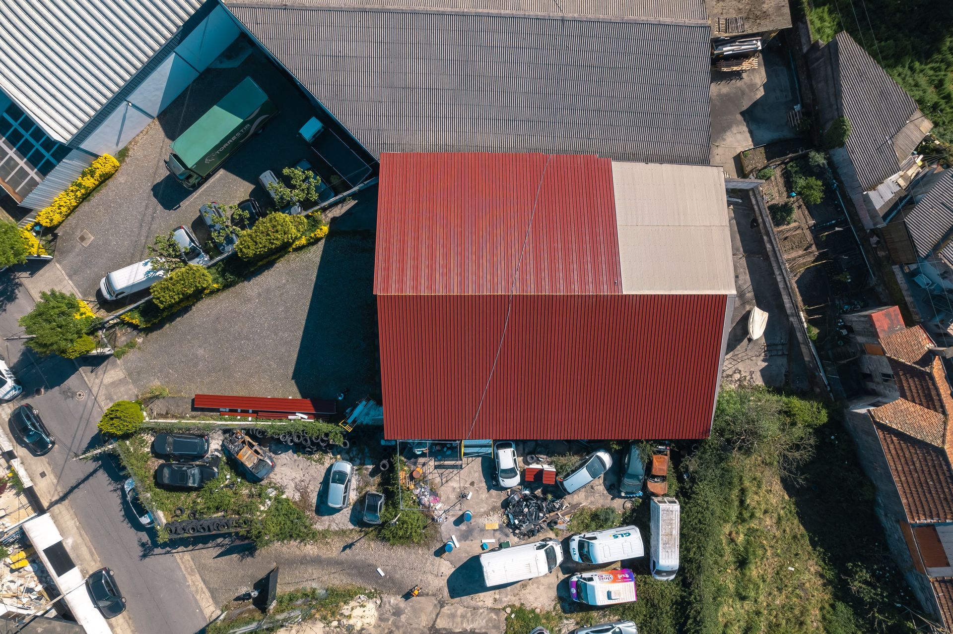 Uma vista aérea de um edifício com telhado vermelho