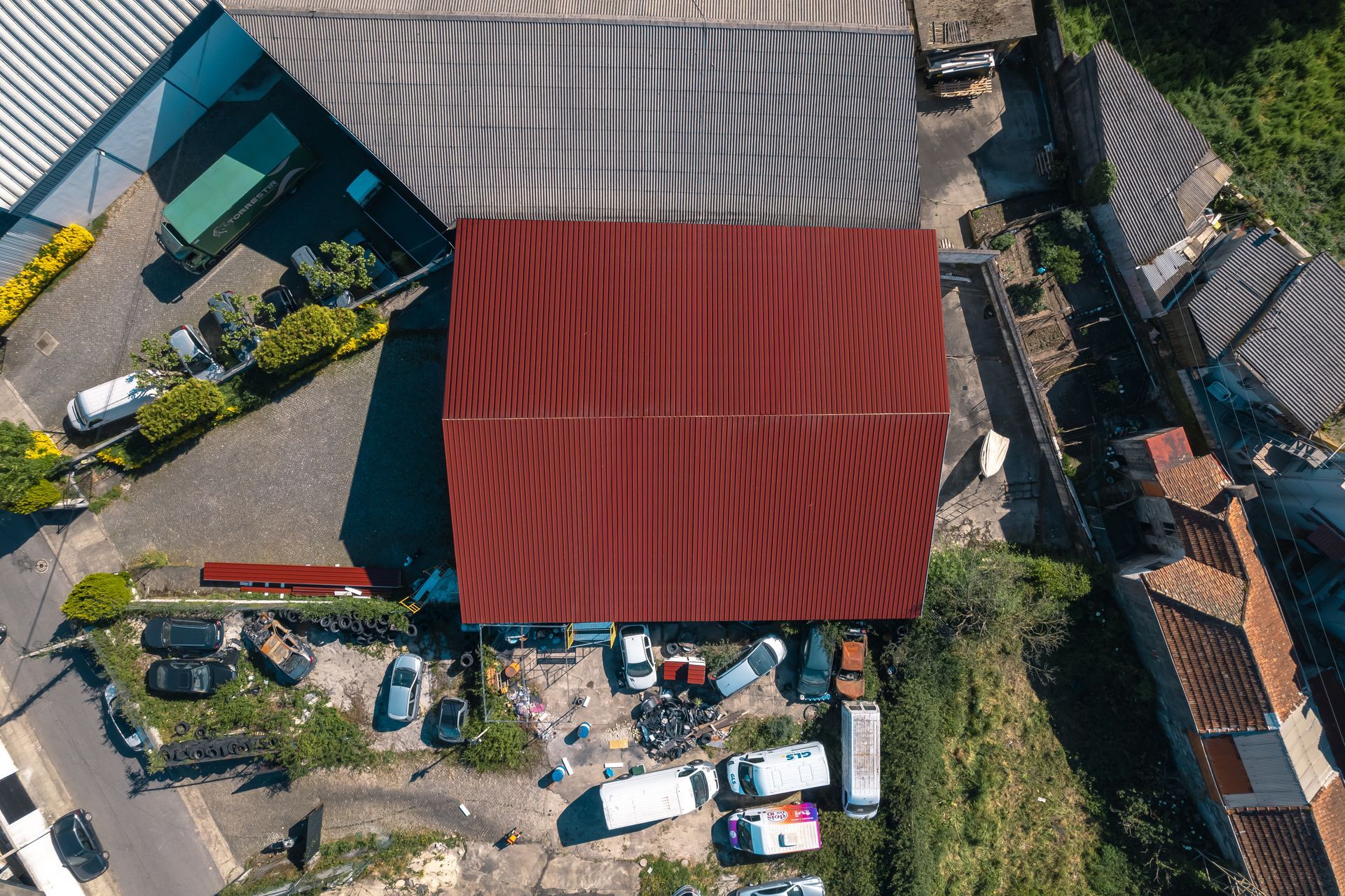 Uma vista aérea de um edifício com telhado em painel sandwich 5 ondas 30mm