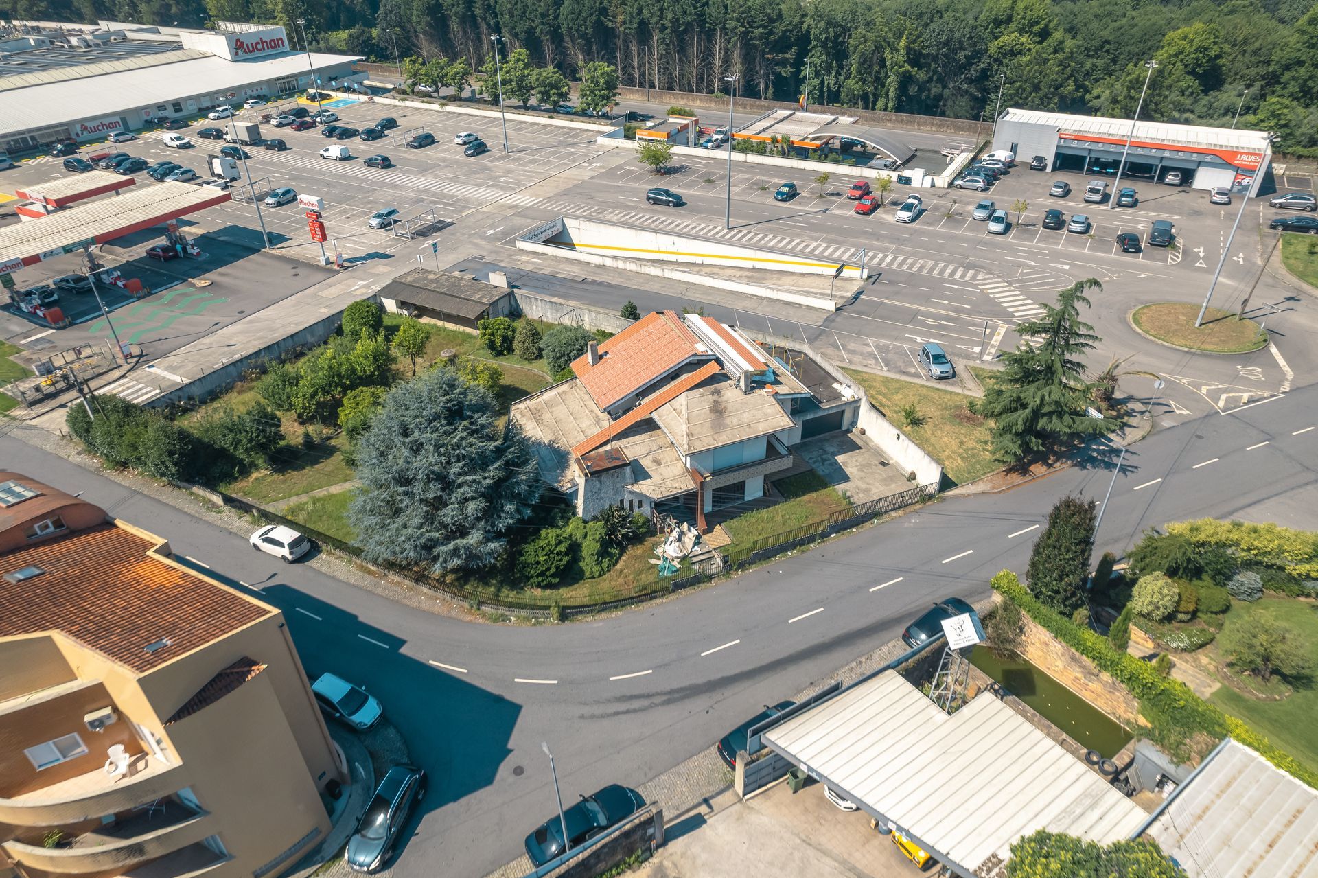 Uma vista aérea de um estacionamento com uma casa no meio.