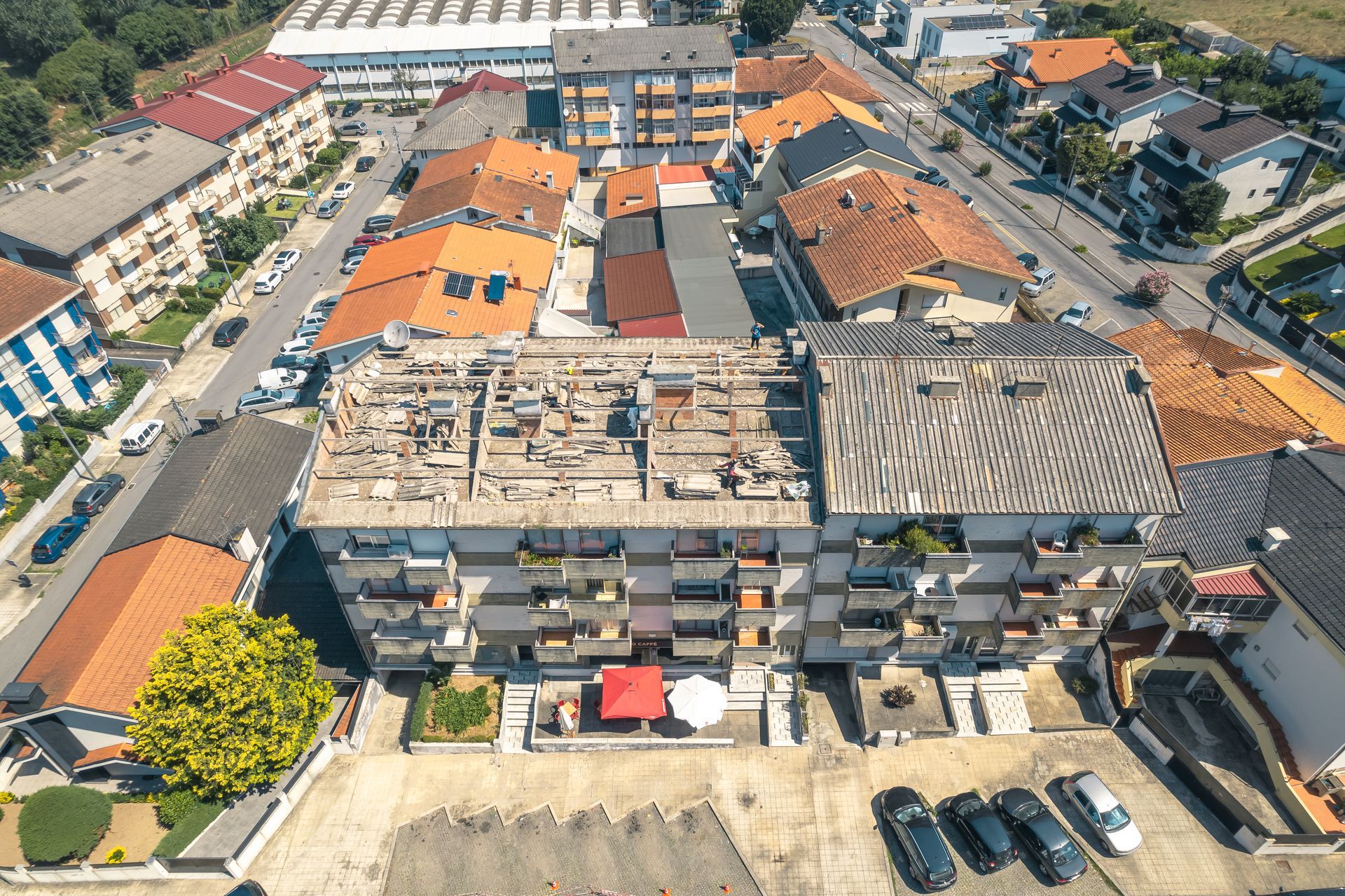 Uma vista aérea de uma cidade com carros estacionados em frente a um prédio