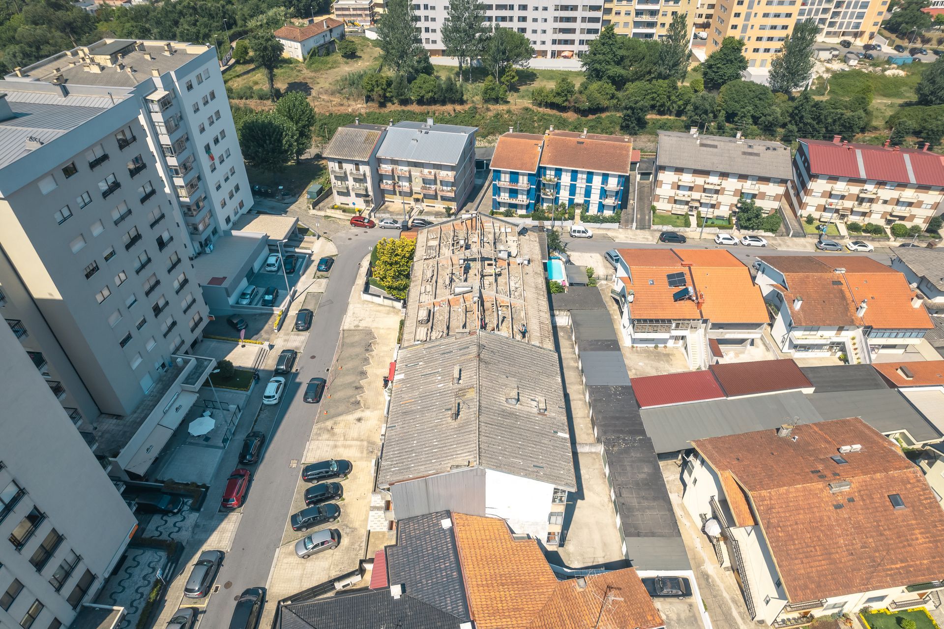 Uma vista aérea de uma cidade com muitos edifícios