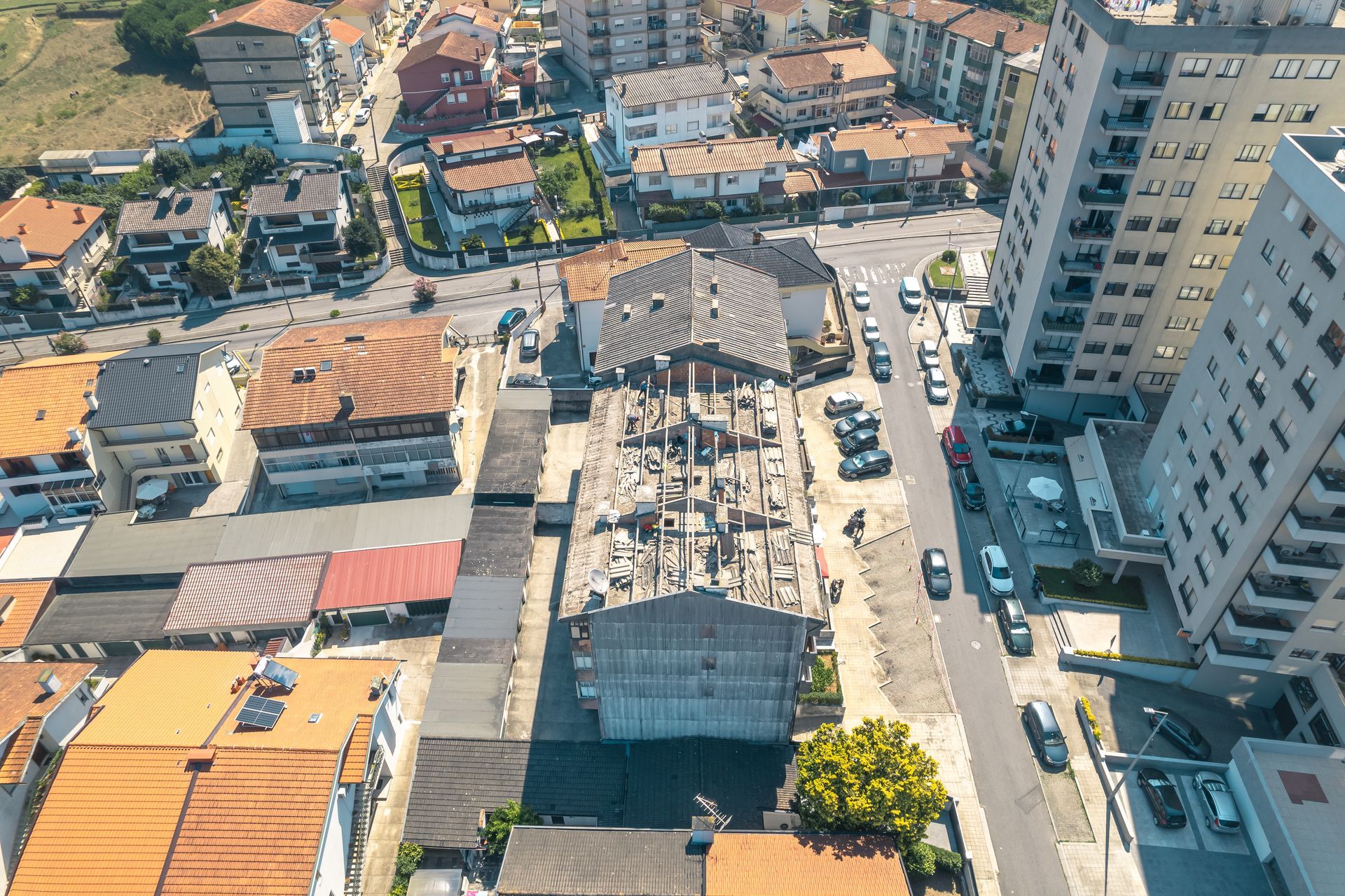 Uma vista aérea de uma cidade com muitos edifícios