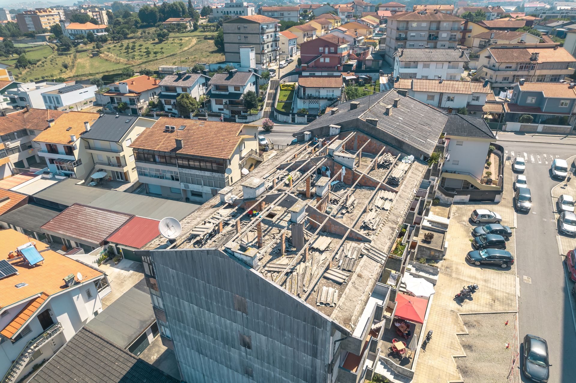 Uma vista aérea de uma cidade com muitos prédios e carros.