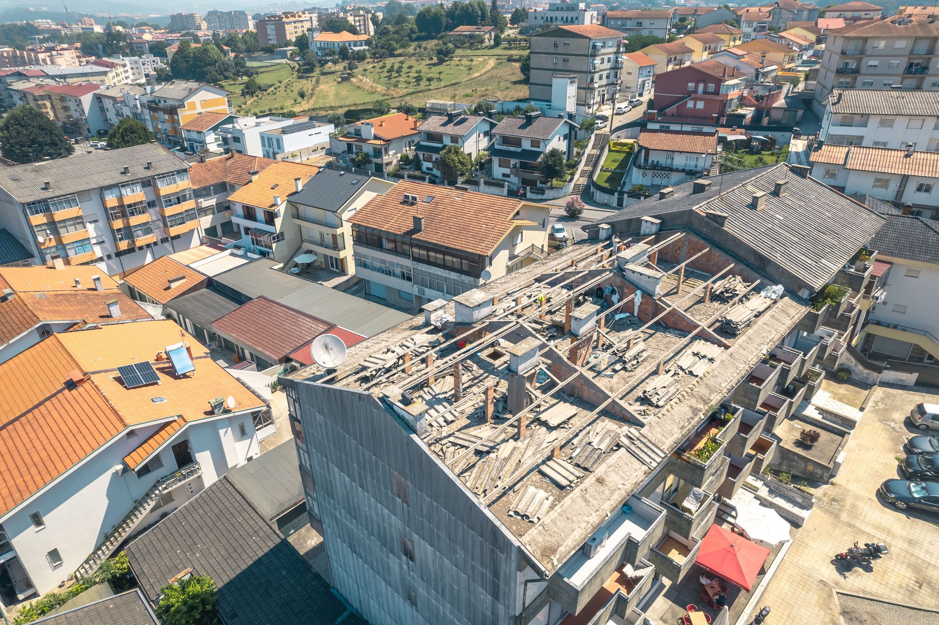 Uma vista aérea de uma cidade com muitos edifícios e telhados.