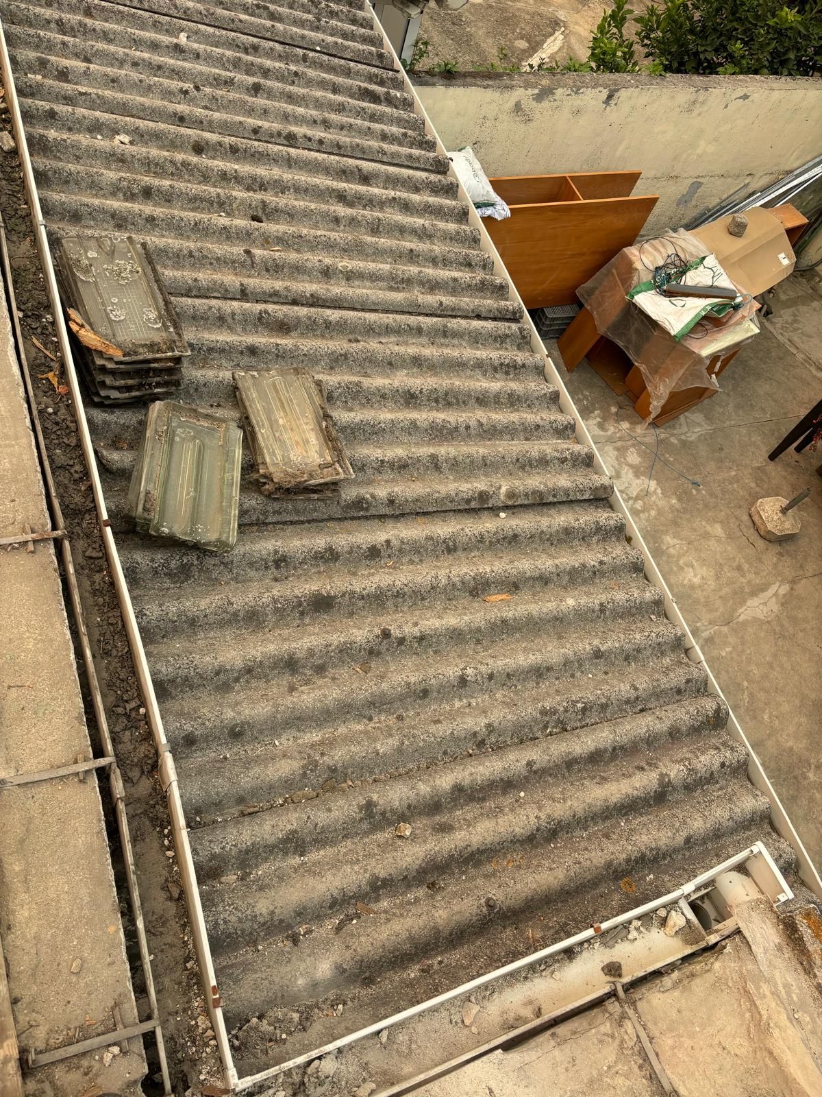 Um telhado com muitas telhas e uma calha.