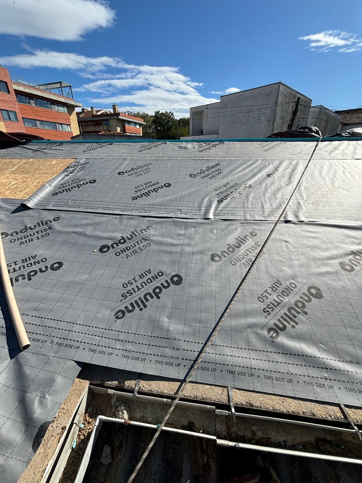 Um telhado forrado com madeira OSB e com filme impermeável ONDUTISS AIR 150g