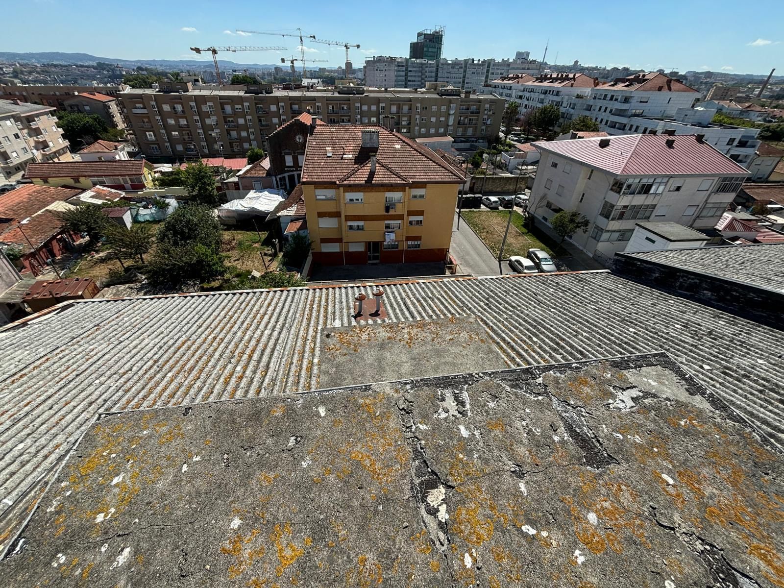 Uma vista aérea de uma cidade do telhado de um edifício.